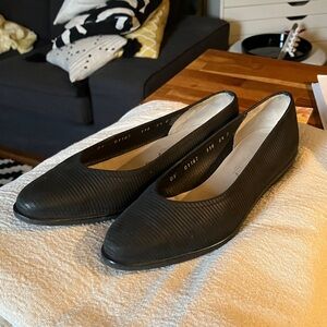 Ferragamo Black Shapely Flattering Flats Sz 8.5